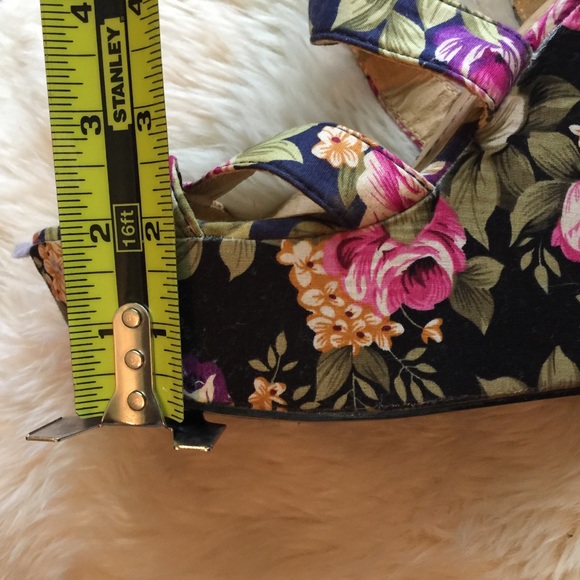 ❌SOLD ON CURTSY❌ Floral Buckle Strappy Wedges - Picture 7 of 8